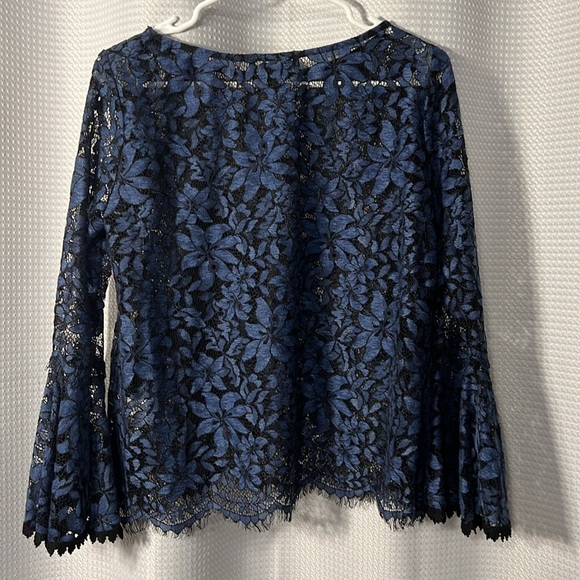 Karen Kane Bell Sleeve Lace Top Size Small Women’s in Blue - Picture 3 of 10